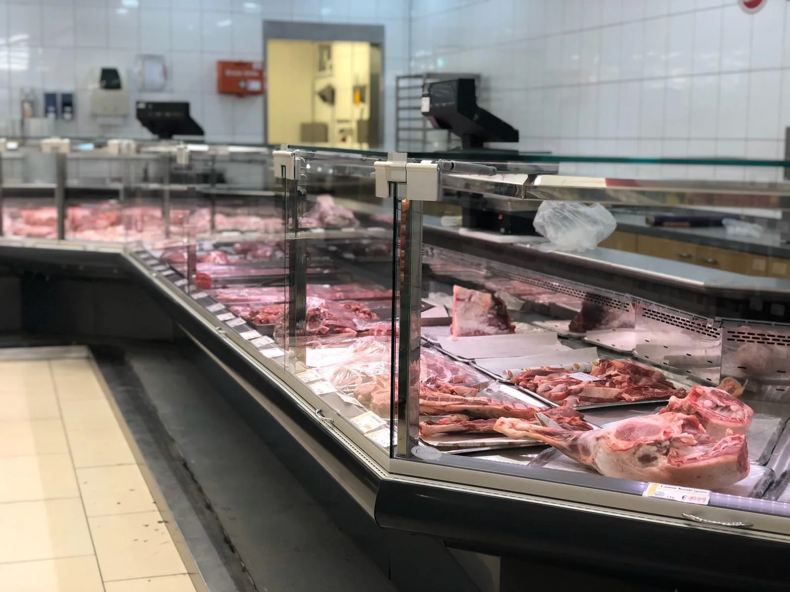 Die Fleischtheke von der Seite, mit Ware in der gekühlten Auslage